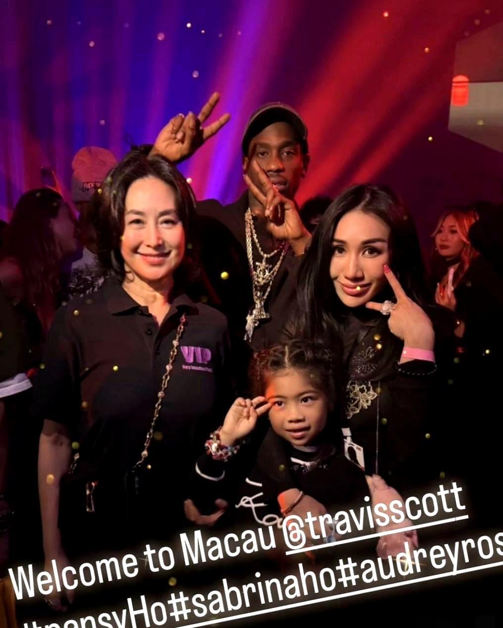 何超盈带闺女参加何超琼组织的活动；何超莲和何超琼一起去唱K；何猷君和何超莲在同一