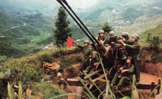 1984年，十万越南军队压境，小平同志直接下令炮击，让越军没想到的是，几个月后他