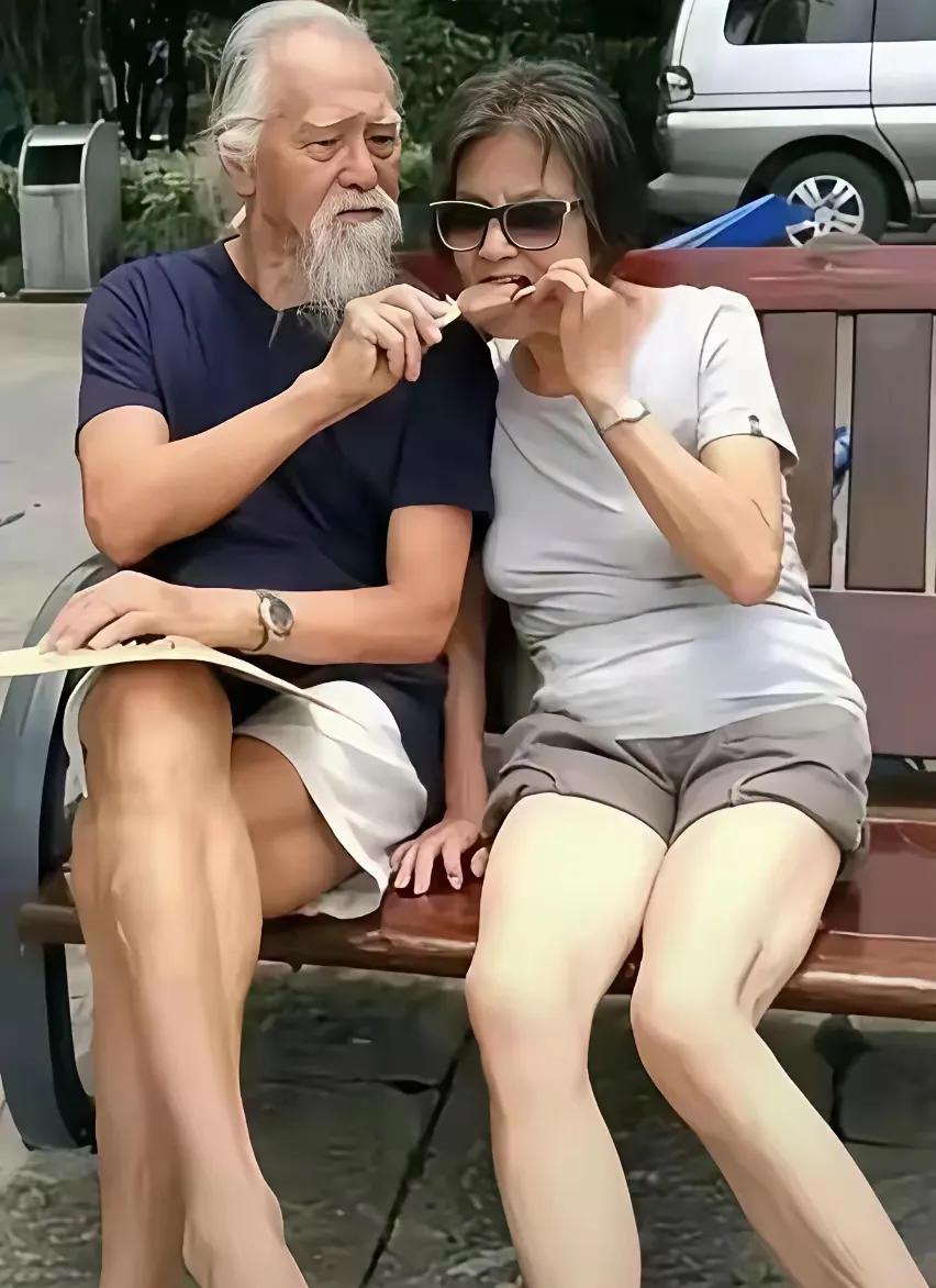 王德顺和老伴这种温馨镜头真的很难得。这么大年龄了，夫妻二人身体素质非常健康。看来