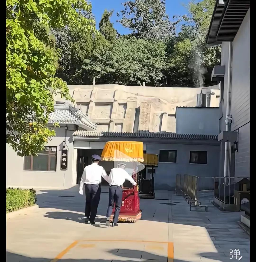 敬一丹的骨灰离开殡仪馆，不是女儿王尔晴捧着，而是工作人员推着，看着让人觉得敬一丹