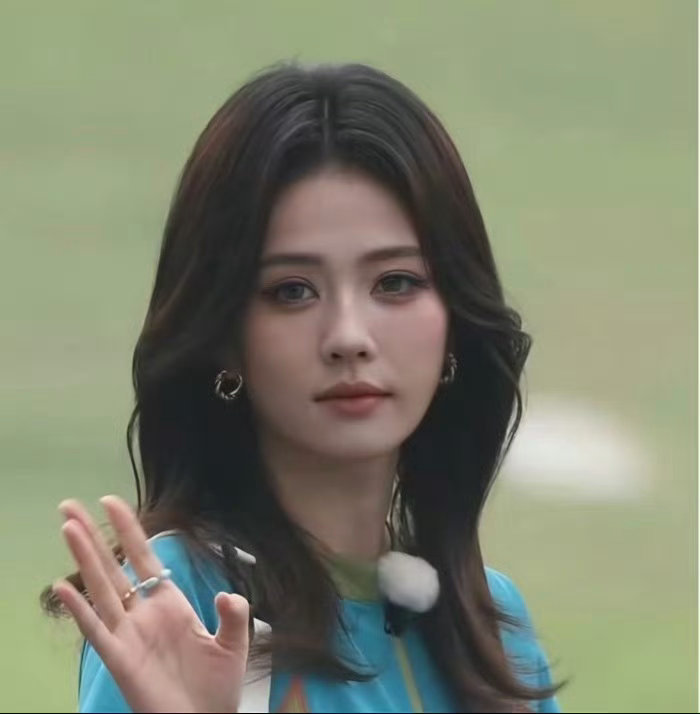 一眼看出白鹿自己化的妆白鹿眼睛本来就很大了，真的不要再画开眼头的眼妆了！！！无敌