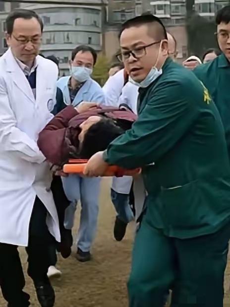 高二17岁男孩体育课突然晕倒，昏迷不醒，老师赶紧叫了120送到医院，医生检查抽血