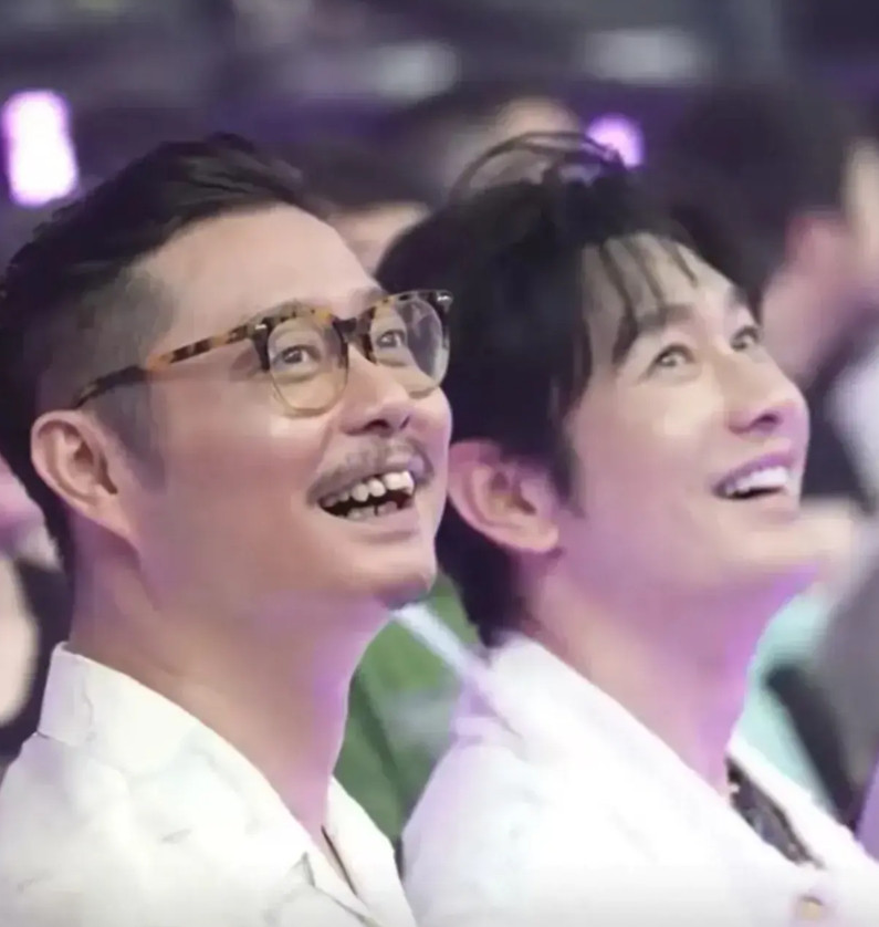 谁能告诉我，为什么岳云鹏演唱会有这么多名人来捧场？先不说岳云鹏演唱会坐席满满，