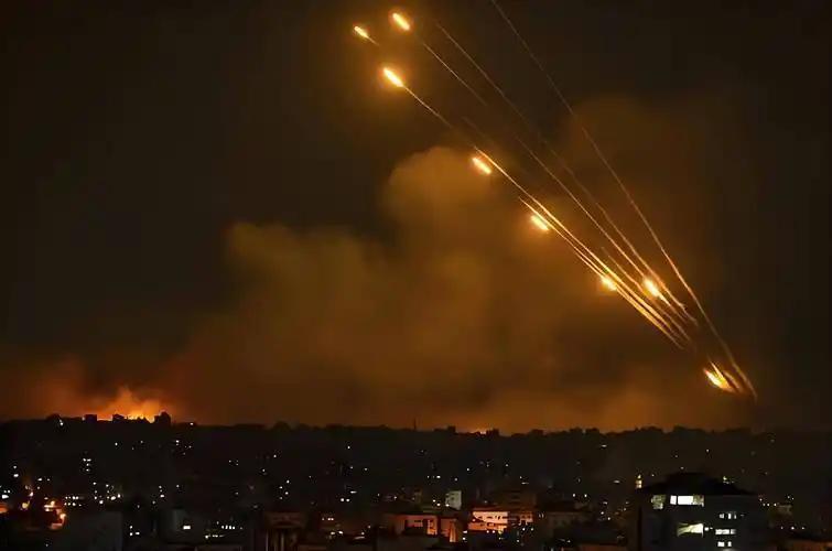 大年初一清晨，中东传来战机的轰鸣。就在美伊谈判代表刚刚坐进日内瓦会议室的同一时刻