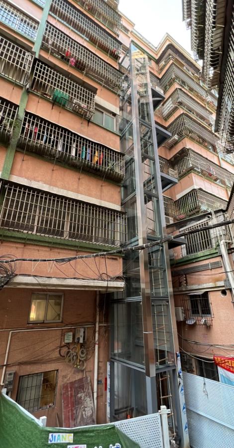 楼下的加装电梯施工歇了三天了。自从周五阻止施工的住户被警察带走，暂时算平静了