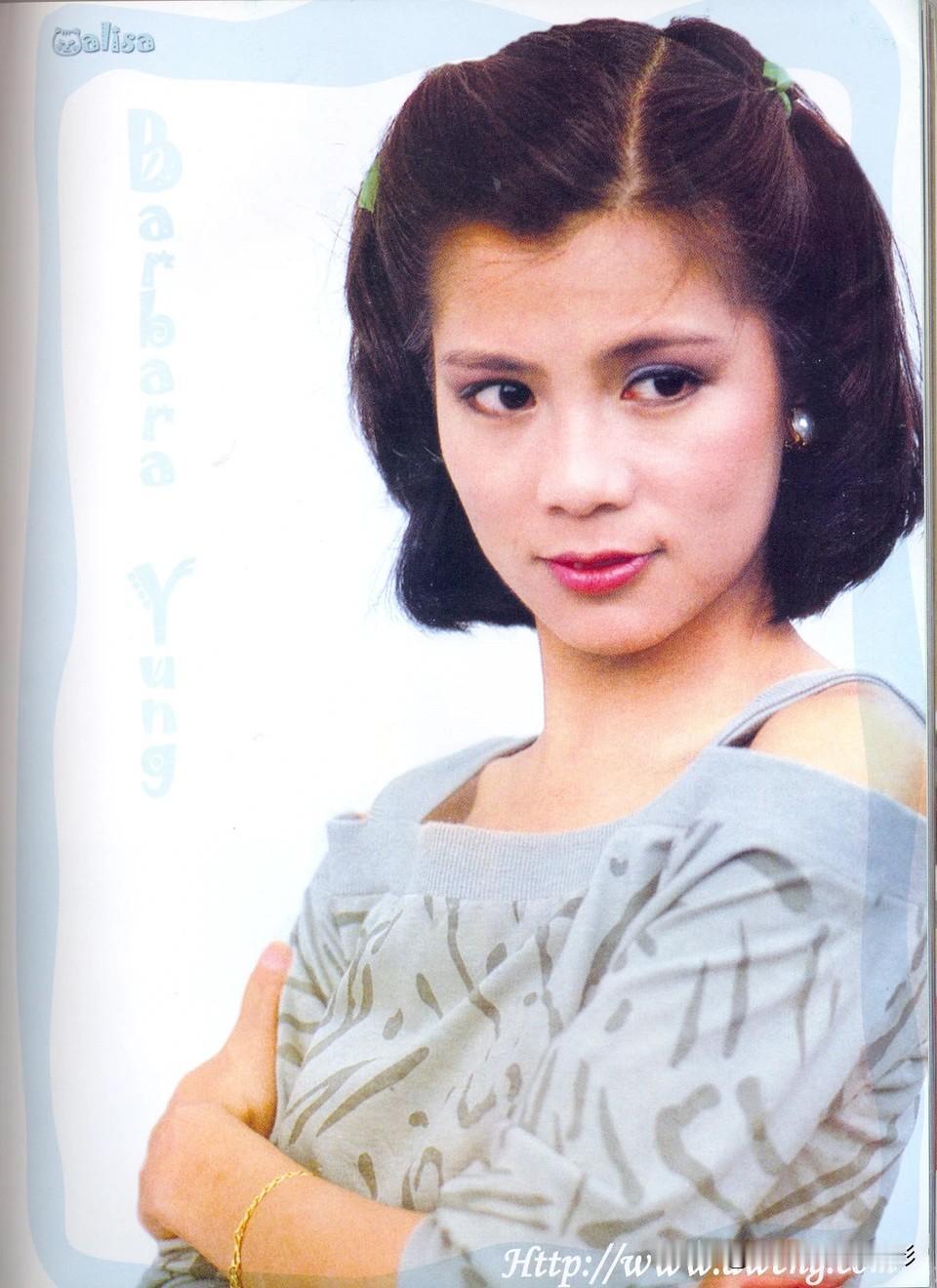 翁美玲美照📽️永远的翁美玲眉梢带俏，红唇衬着珍珠耳饰，露肩衫裹着清冷的柔