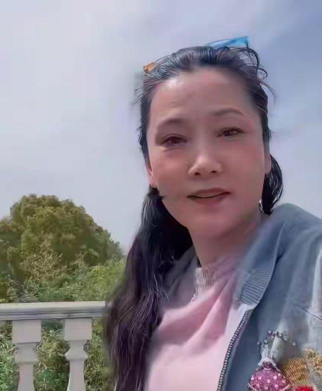 63岁﻿的‍‌何赛飞，在自家小院里种‍﻿‌菜‌。头‎‌发虽然‎白了，但⁠心‏‍‍