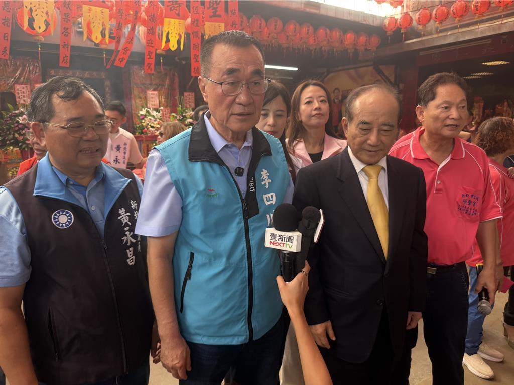 7月24日，国民党新北市长参选人李四川拉着前“立法院长”王金平，一起到新北土城顺