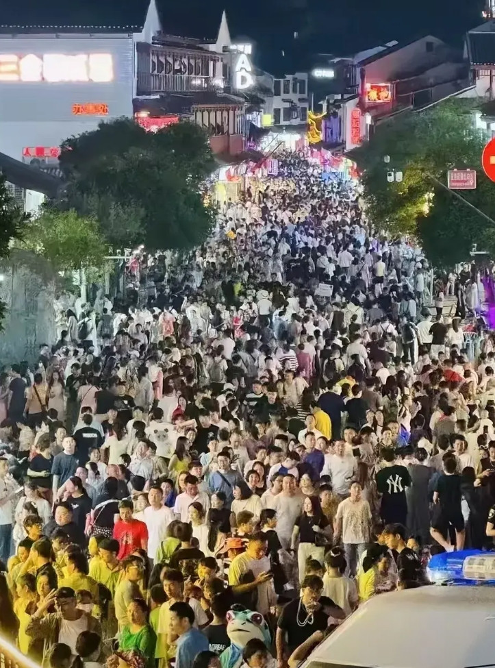 笑死人，美国财政部长贝特森看到中国五一旅游景区人山人海，就联想到中美关税战导致中