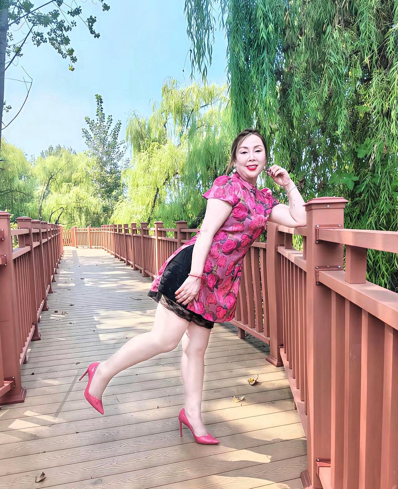 单位季女士年轻时长得不错现在早已退休，她今年快60岁了依然活力四射，昨天给我买盒