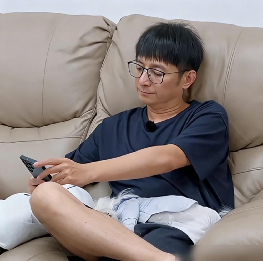 李维嘉49岁，一个人住，家里干净得像个样板间，连一根头发丝都容不下。他承