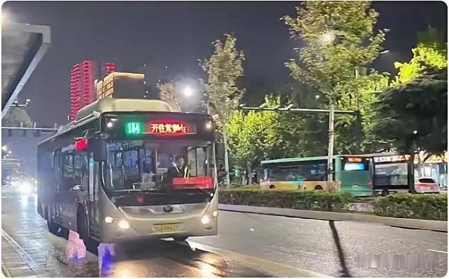 中心城区公交闲，城郊道路相隔断！怎样方便郊县人进入郑州城？郑州地铁条线开通越来越