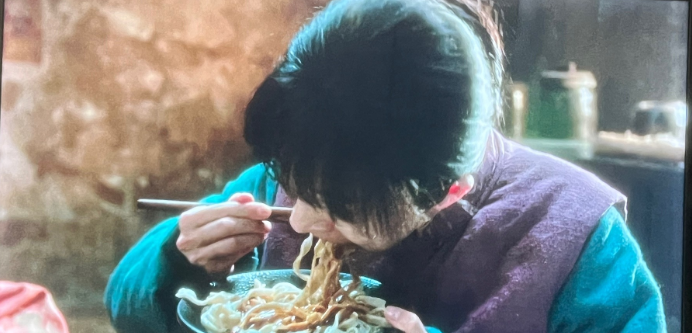 同是《生万物》女演员吃东西，感觉杨幂跟邢菲一对比，这差距就出来了！比如，杨幂