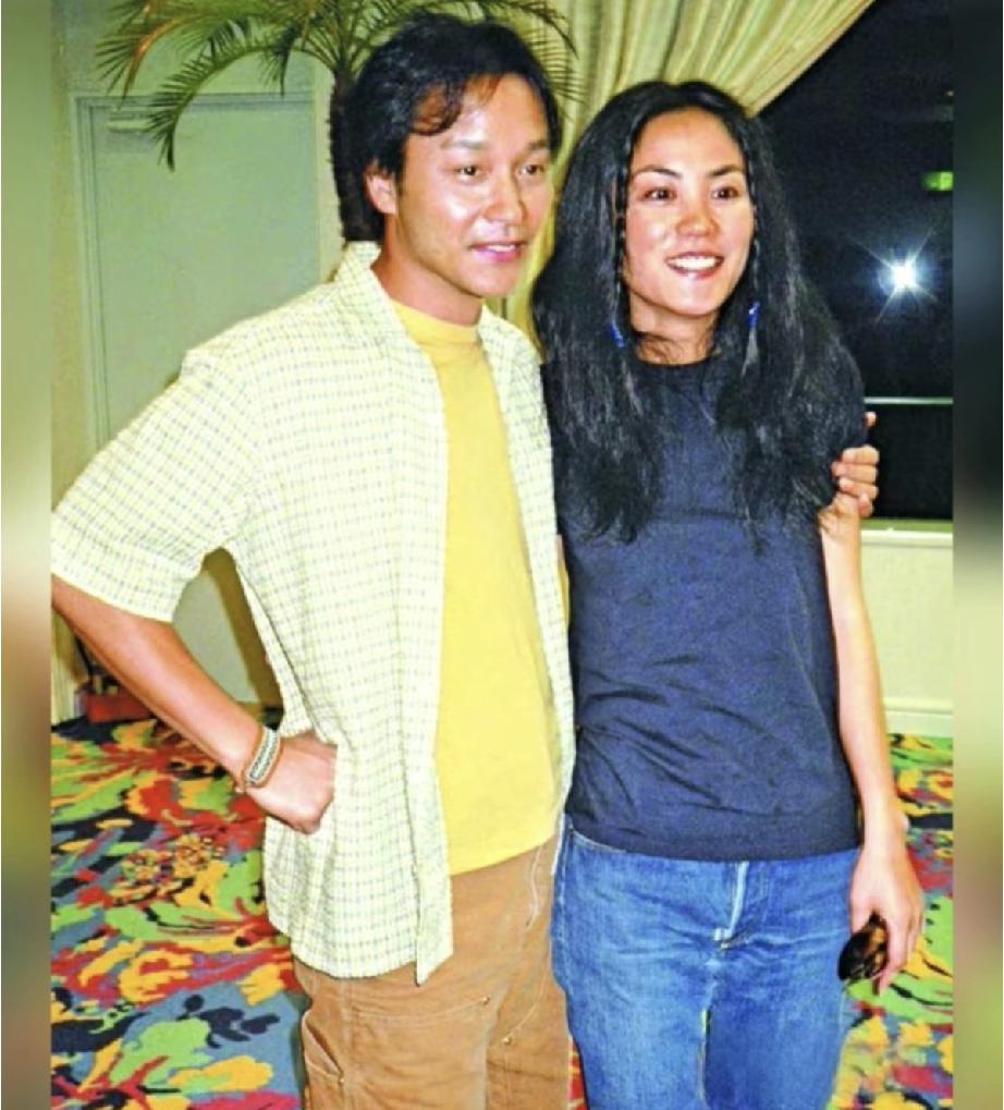 两位巨星的相处，真诚而有趣。张国荣像个大哥哥，牵着小妹妹的手，两人经常逗嘴玩儿