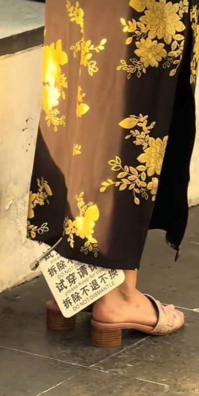 “太丢人了！”上海，一女子穿着旗袍拍照，但旗袍的裙摆处，有一个无敌大的吊牌，上面
