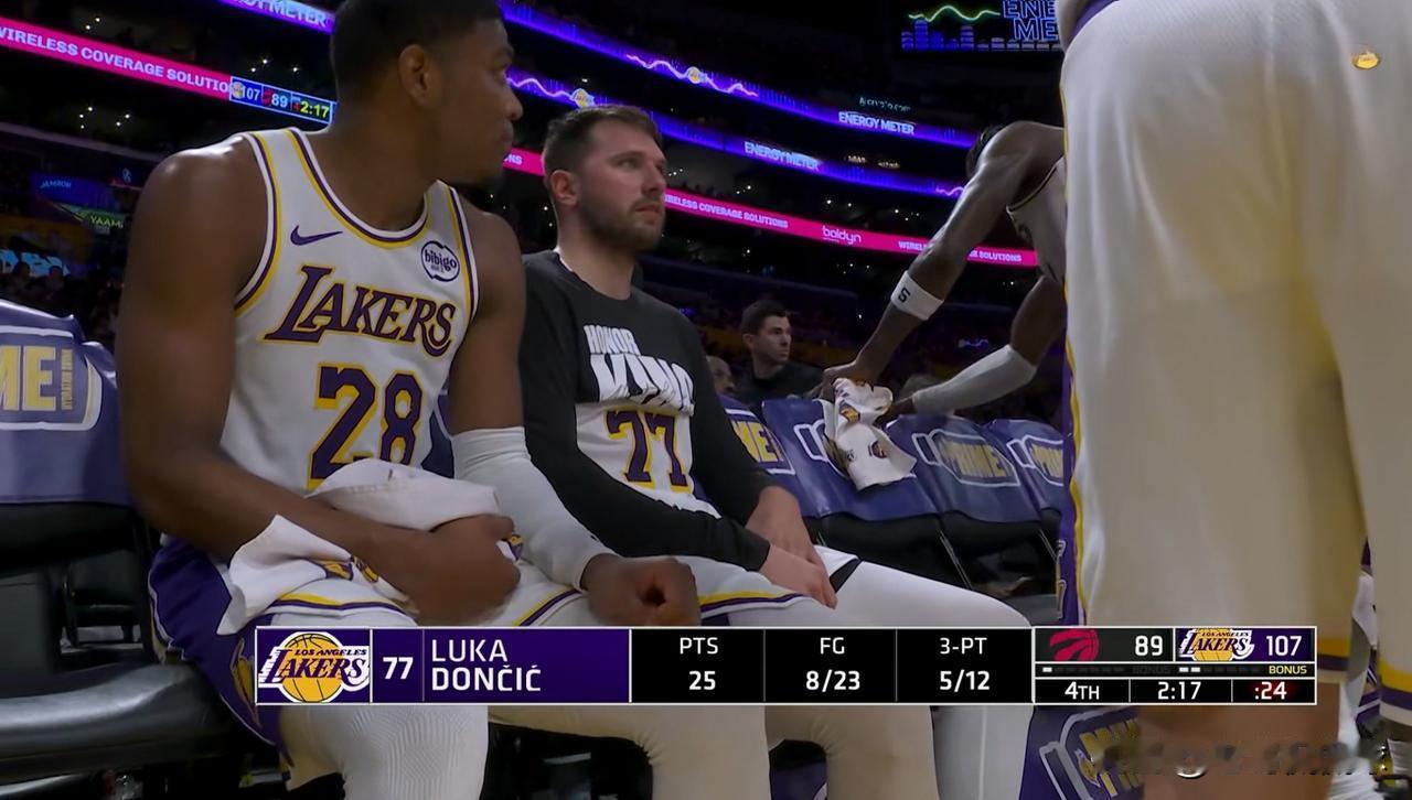 湖人当家球星东契奇真是让人忒失望了！虽然今天湖人在主场以110：93大胜猛龙，但