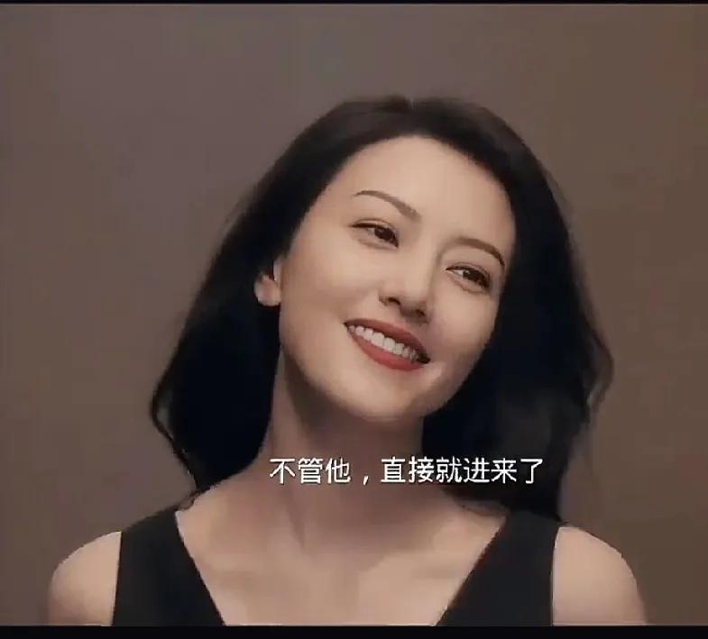 当高圆圆说出:“我敢给，你敢要吗？”时，心都碎了。她拿着酒杯，红酒。潇洒的走进