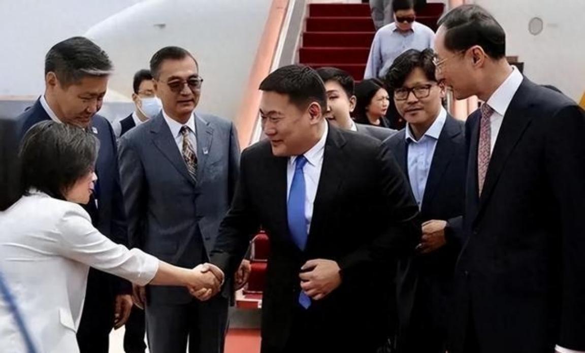 3年前，蒙古想跟美国做稀土生意，结果发现自家没港口，于是想低价租用中国天津港50