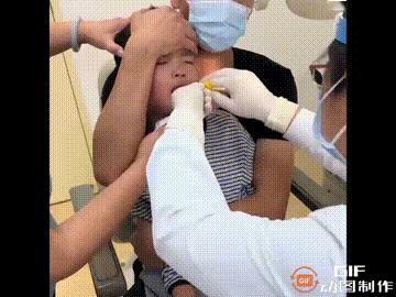 天津一个男孩在家里玩耍时，不慎把游戏币给吞进去了，顿时难受得哇哇大哭。男孩的