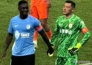 王大雷与大连队长马莱莱手牵手，是在为自己留后路。如果无法与泰山续约，王大雷有望回