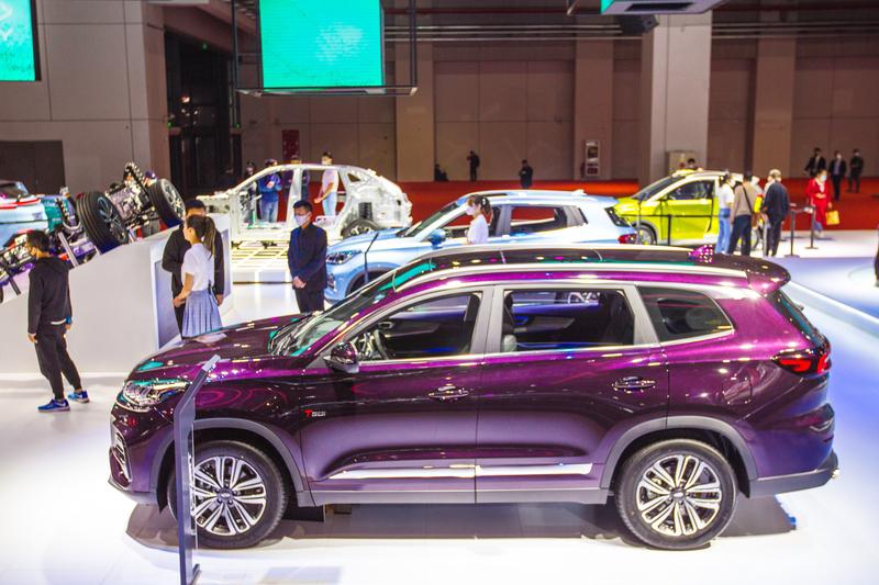 全新瑞虎8的双前脸设计太绝了。它以“自然力量美学”为设计核心，有两套差异化前脸方