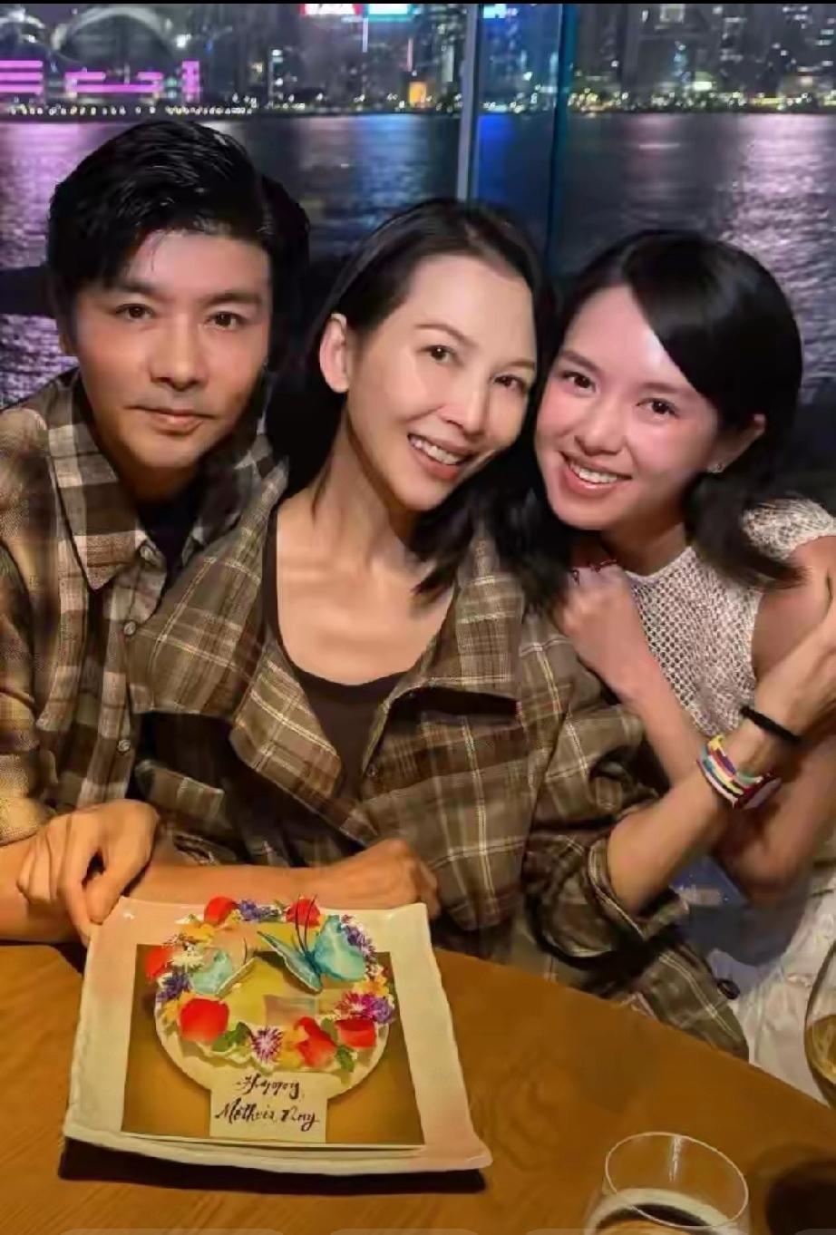 太暖心！蔡少芬晒温馨合照，认苏丽珊当“乖女”，与张晋情侣装甜度拉满