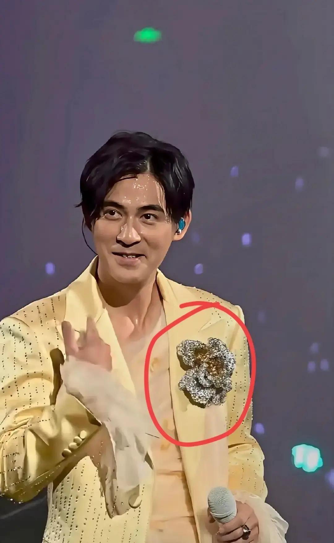 F4里最“丑”的周渝民，才是那个最狠的角色。你看这张最新同框图。言承旭还在