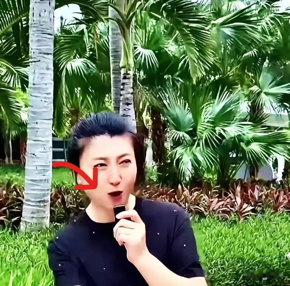 瞧瞧，这就叫“躲得过初一，躲不过十五”。闫学晶总算是消停了，不仅把社交平台的