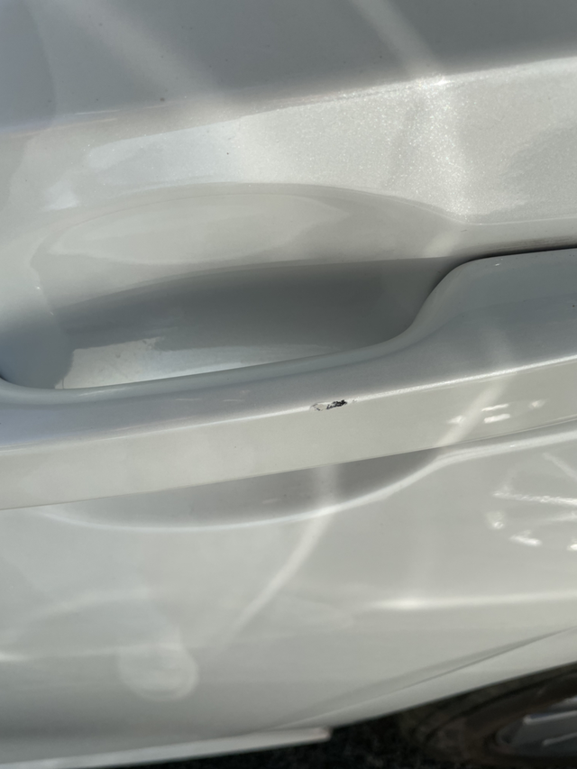 新车半个月今天被别人开车门刮蹭了，去4儿子店美女小姐姐帮我点了一下，还有必要去