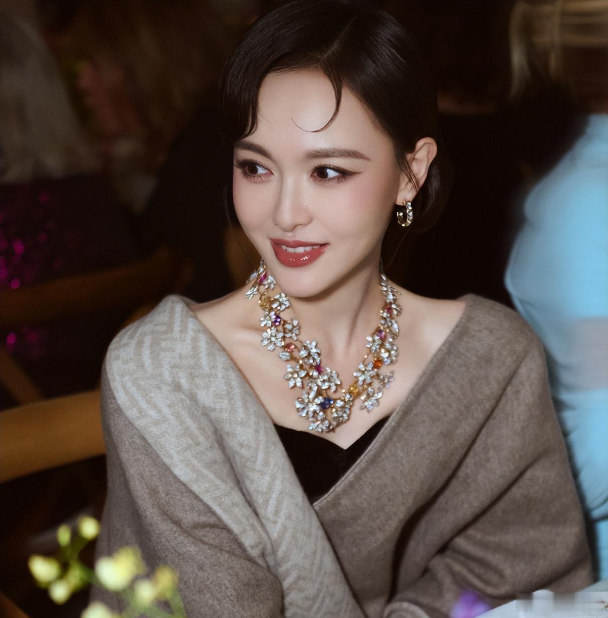 珠光宝气的唐嫣