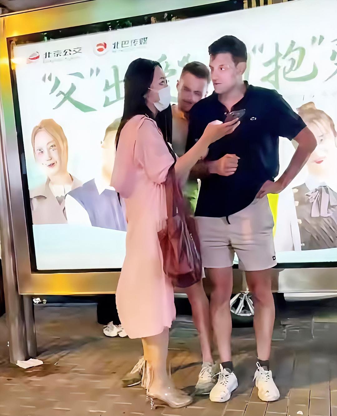 街头偶遇这一幕！女子主动上前向外国男子要微信，对方一脸懵圈。夜色下的公交