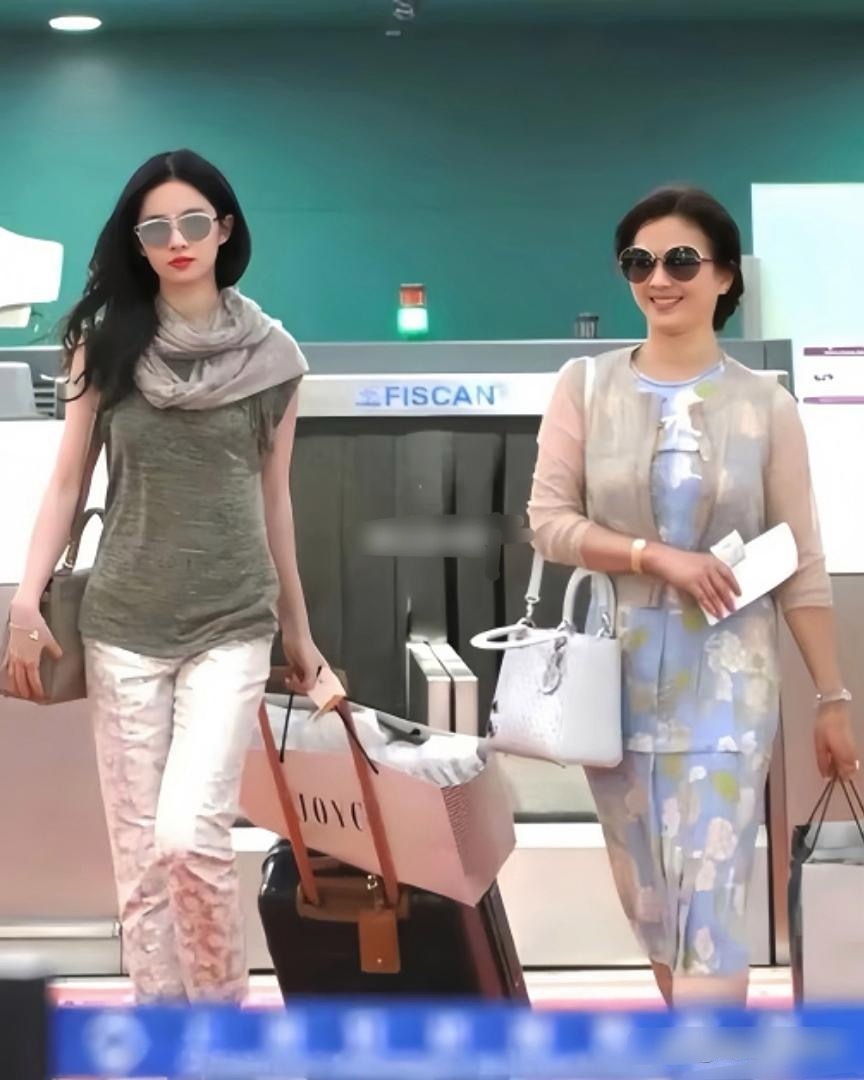 刘亦菲带65岁妈妈刘晓莉回故乡哈尔滨，母女俩打扮时尚，妈妈过的好年轻，皮肤白皙，