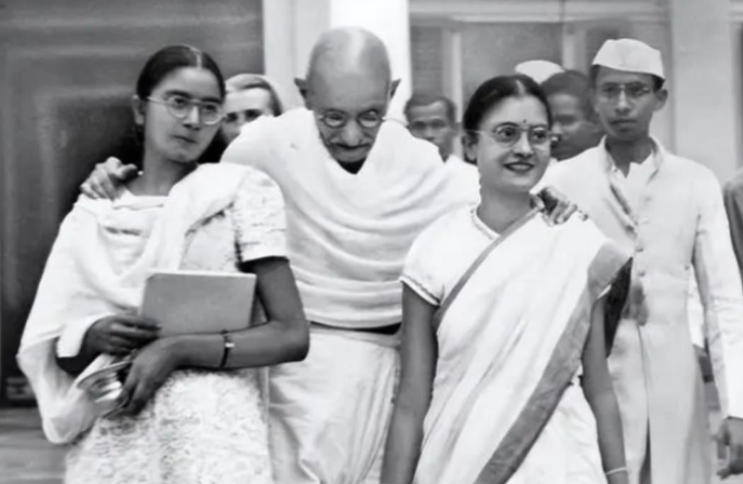 印度圣雄甘地为了锻炼自己禁欲的忍耐力，和自己的孙女、侄媳妇同床共枕，结果每一次都