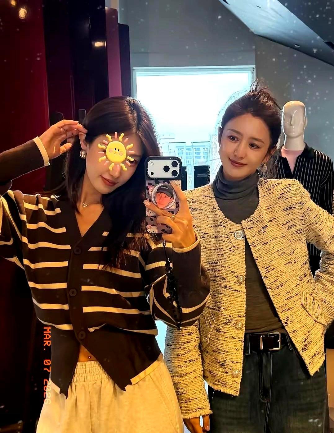 42岁的佟丽娅，最近的生图把人看傻了。高马尾配米白外套牛仔裤，随便穿都像走