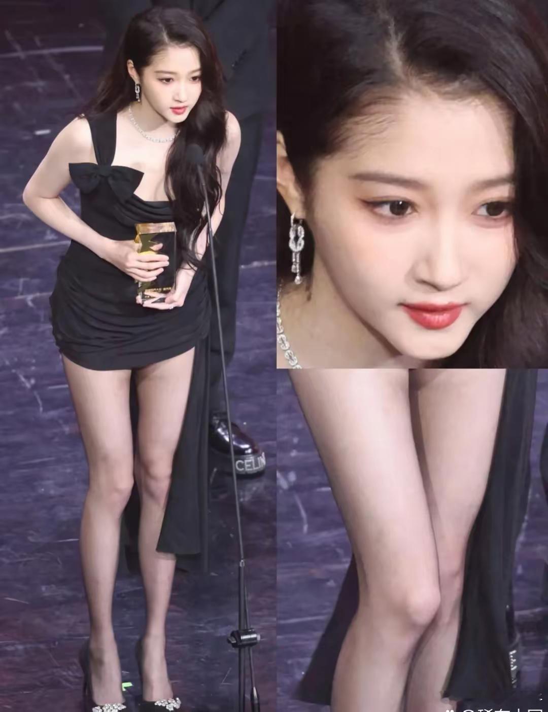 关晓彤秀腿也不嫌累，好像就她有腿，再说她这也不好看呀​​​