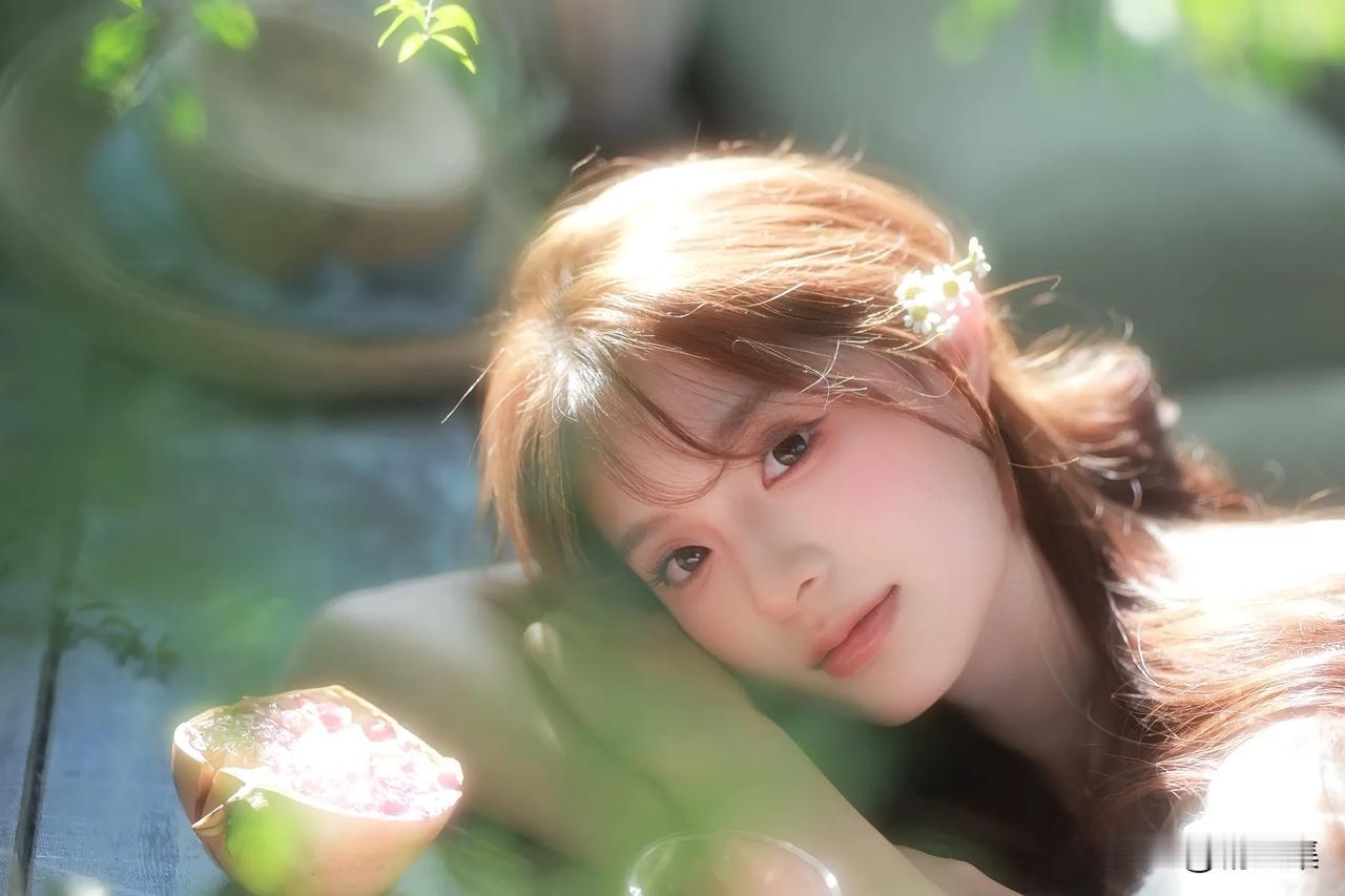 阳光洒落，少女静卧，花环点缀，恬静如画。