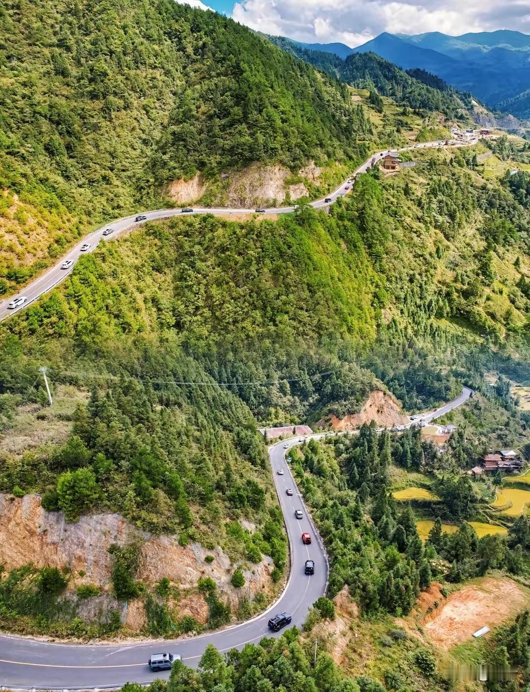 世界改变的力量被绝大部分人忽略了​今天晚上新闻联播说乡村公路，中国的乡村公路