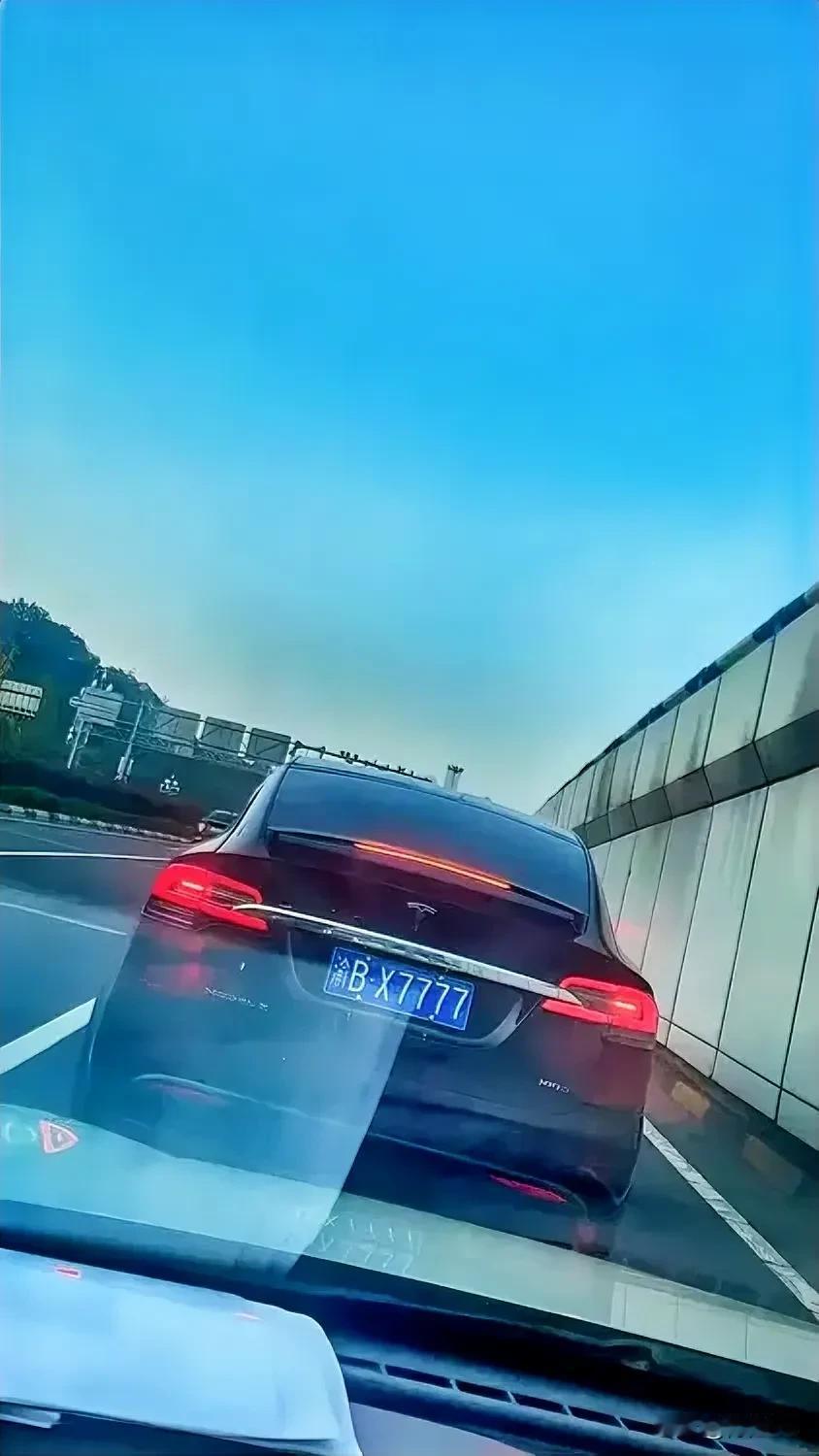 在昨儿下班途中，偶遇一辆特斯拉电车！稀奇的是这辆电车悬挂蓝牌，更令我难以置信，什