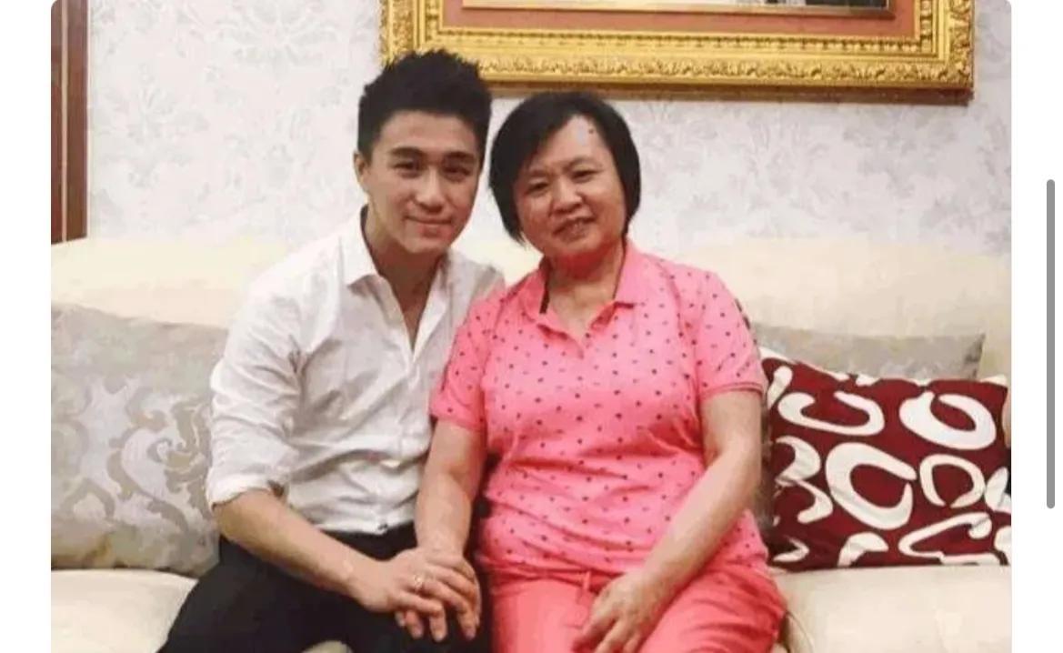 🌞一次，赌王何鸿燊家的保姆，买彩票中了3000万，保姆乐坏了，她问赌王的儿