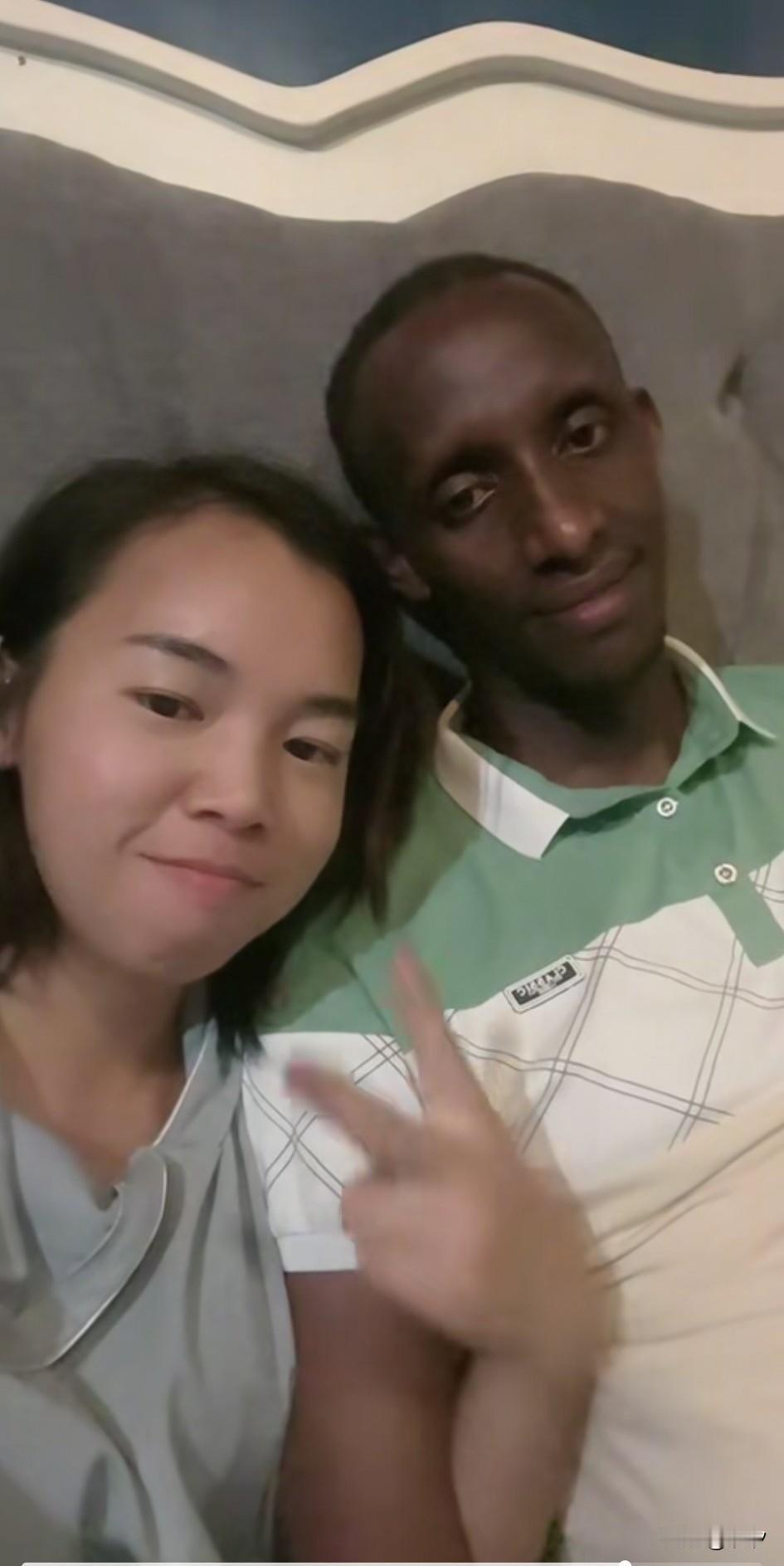 女孩远嫁非洲，虽然她的父母不同意，但是她却觉得这是一次好机会，来自农村的她