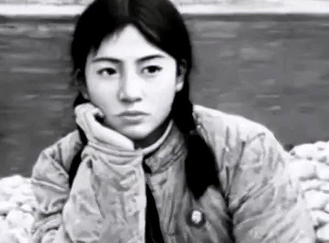 1978年，女知青李明娅抛下丈夫和女儿返城。返城前夜，她解开衣扣说道：“宝才哥，