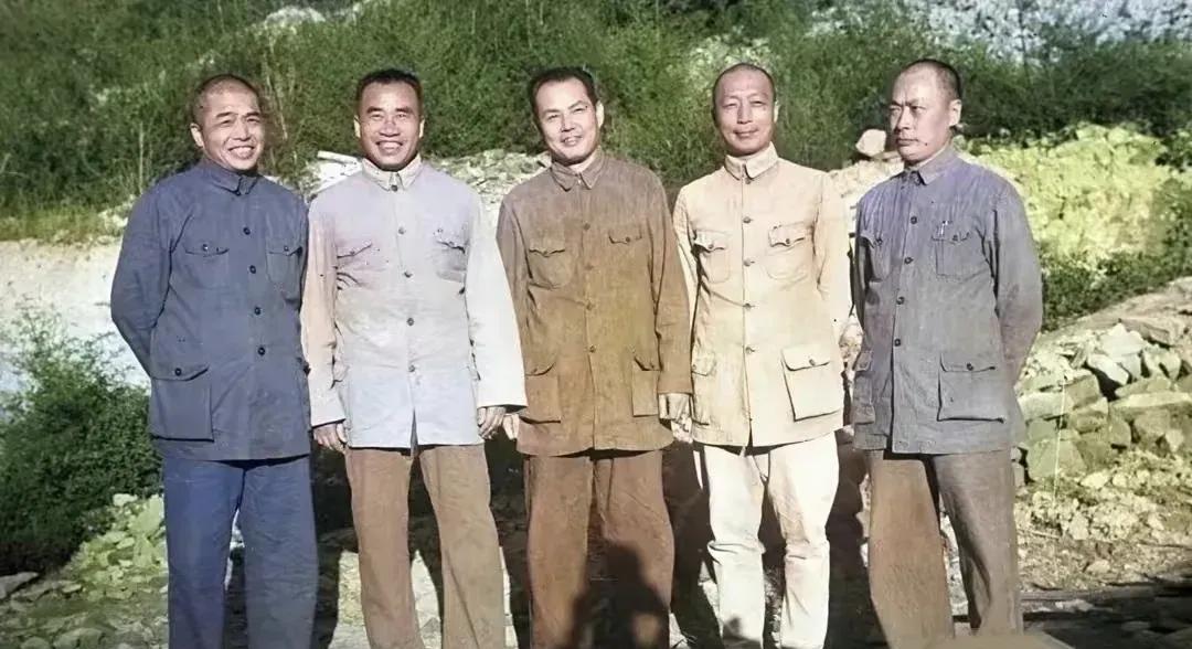 向五大元帅致敬，非常珍贵的一张照片，在共和国壮美的历史画卷中您们留下了浓墨重彩的