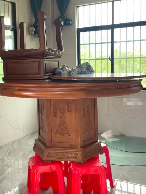 广东一女子发现马上要下暴雨了，本来还担心家中昂贵的家具被水泡，随后她灵机一动，一