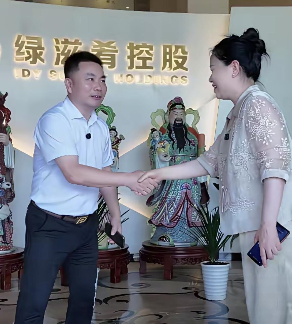 家人们，姐姐们晚上好；今天我bx跟你们唠唠，我就在许妈姚爸的直播现场！直播间