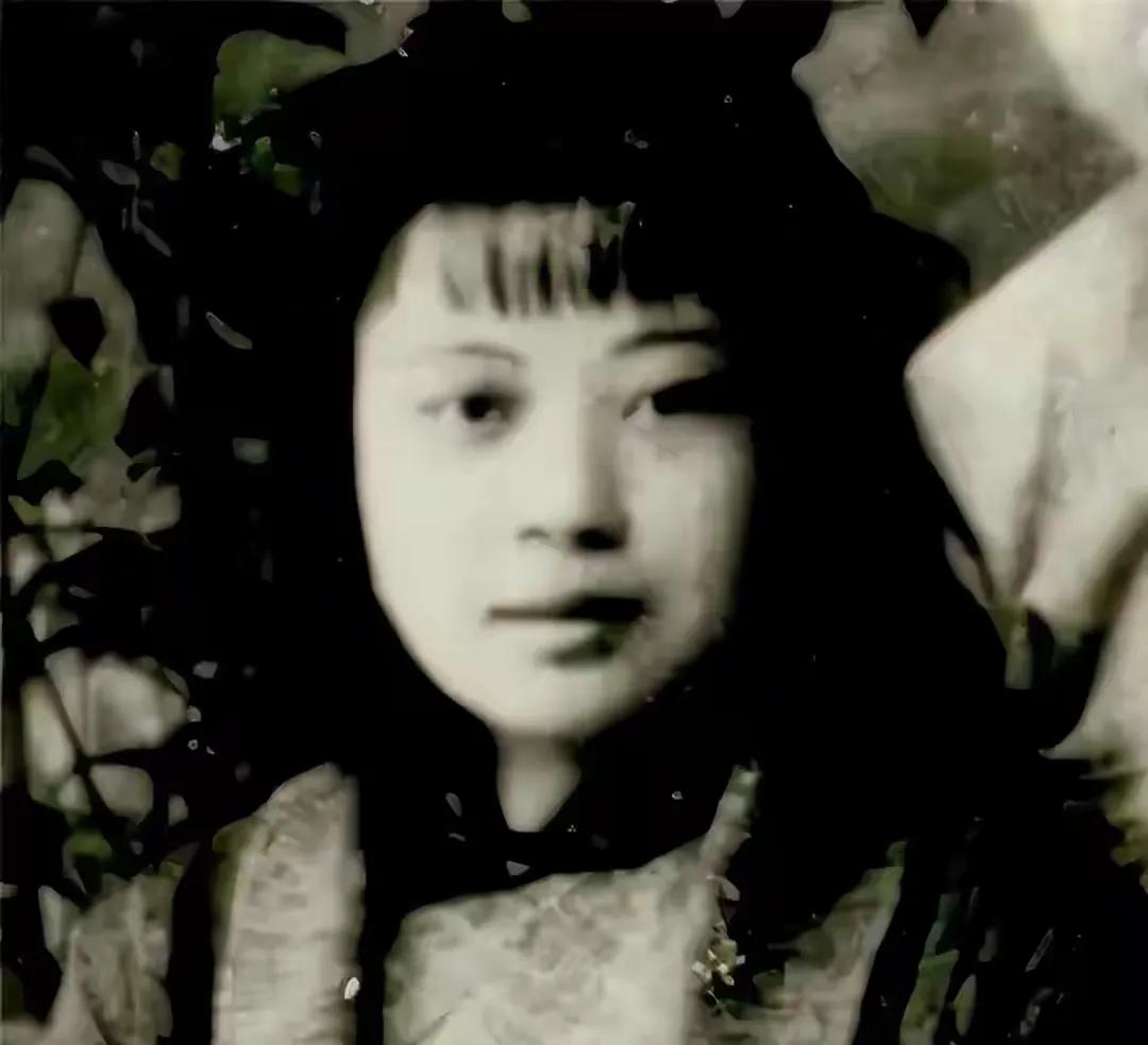 每每想到黄美英这样的抗战女英雄，我就悲愤难平。她1919年生于广东台山贫困农家