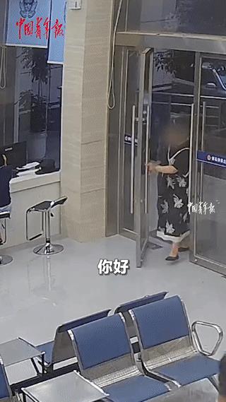 湖北黄石一位大姐在整理过世父亲遗物的时候。意外发现一把父亲年轻时经常使用的高压