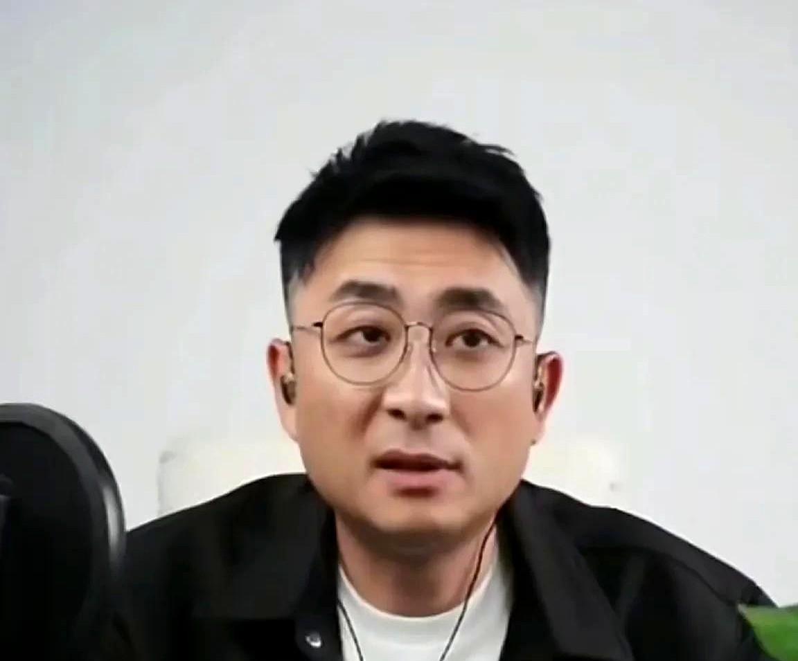 相声界的江湖恩怨真是比电视剧还精彩！最近郭德纲的亲师弟郭晓小在直播间爆猛料，把