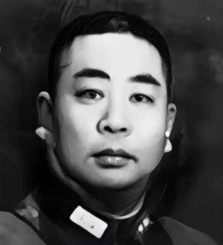 1959年，国军中将刘嘉树半夜去上厕所，却发现身后有一个白衣女子，这一幕吓得他近