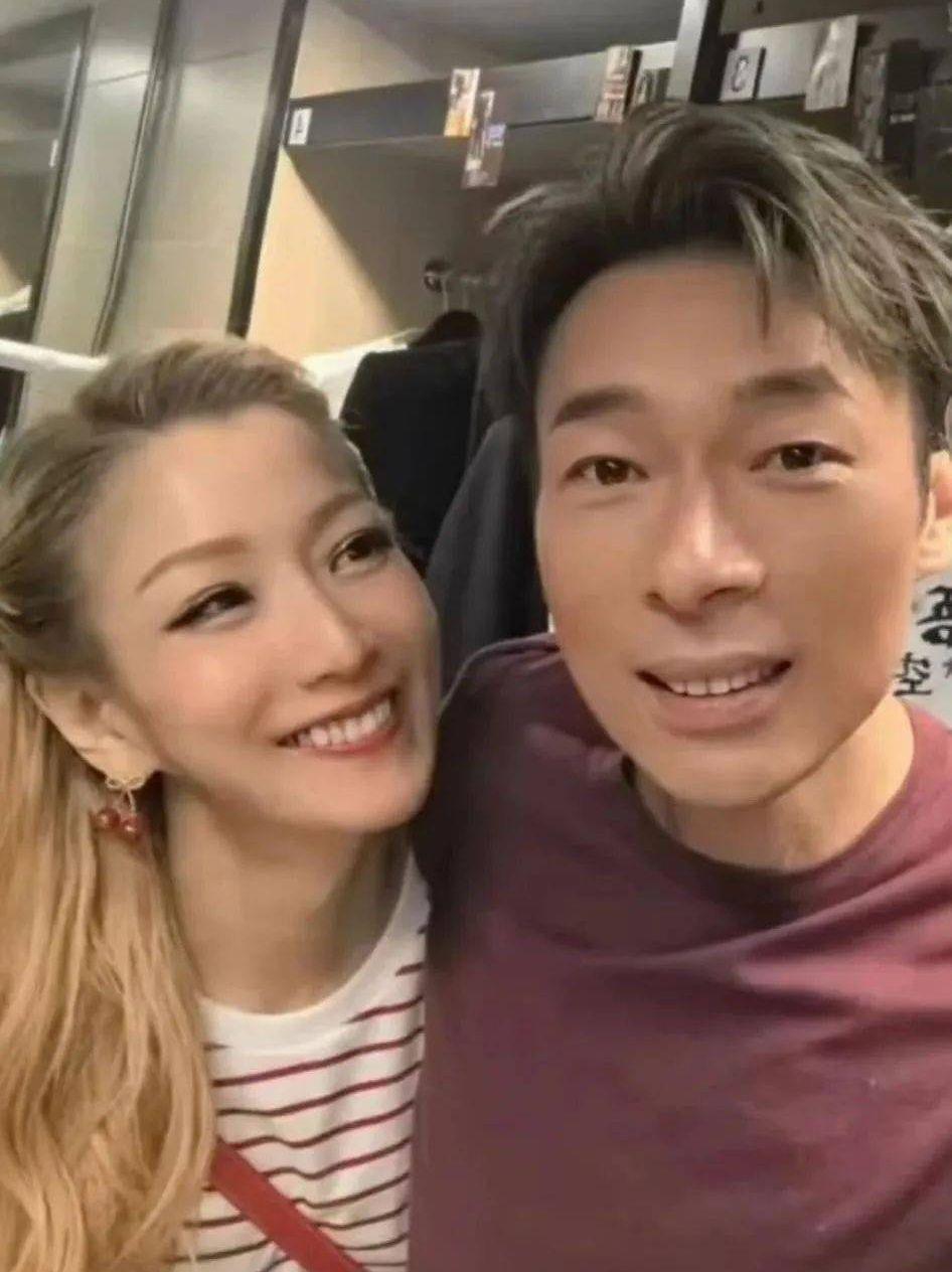 30年感情被劈腿一次就散？郑秀文一句“他懂倒垃圾”把我听哭！她居然在节目里笑