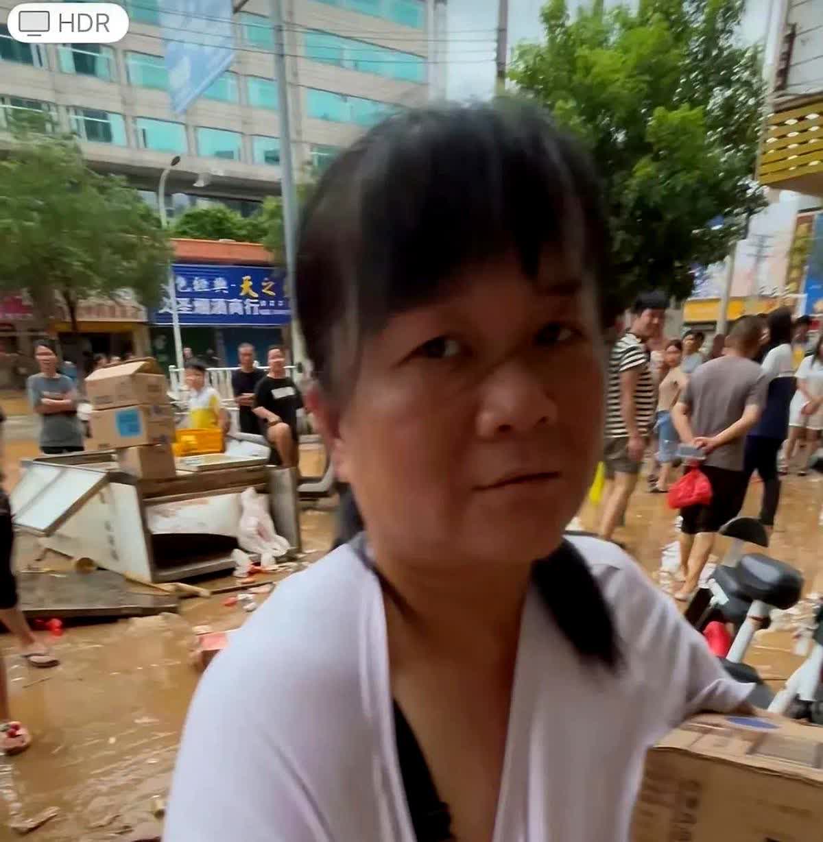 广东怀集这帮人太丢人了，洪水过后把赵一鸣零食店的商品全部抢光，甚至连把收银机里的